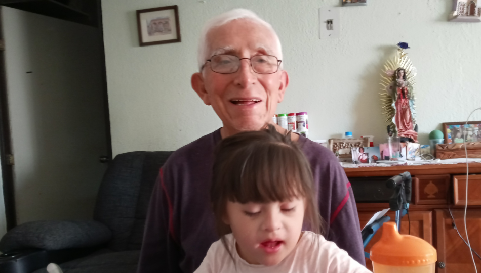Hombre mayor sonriendo con su nieta