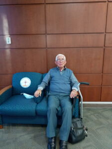 Hombre mayor sentado en un sofa